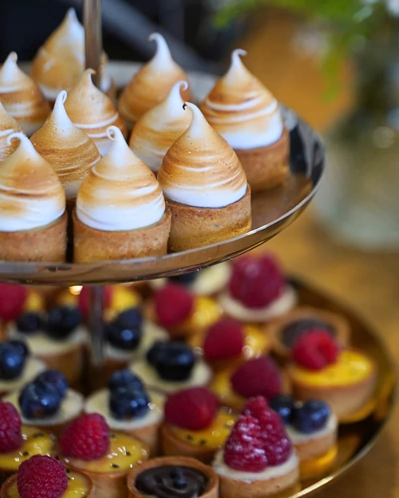 Presentoir 3 etages avec mignardises et tartelettes MB Gourmet